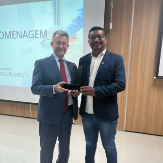 Palestrante, Liviel Floresta recebe homenagem do CRCTO durante participação em curso